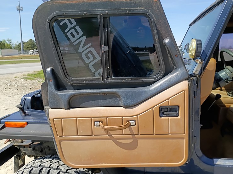 1993-jeep-wrangler-image-30