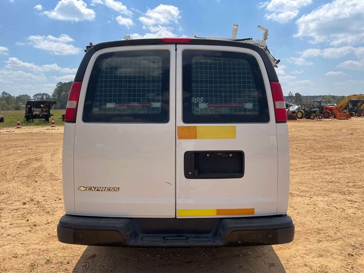 2018-chevrolet-express-2500-image-6