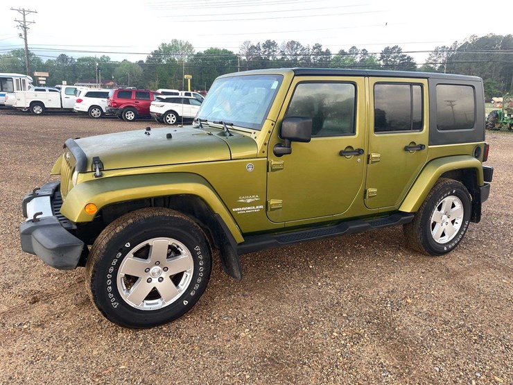 2010-jeep-wrangler-unlimited-sahara-image-1