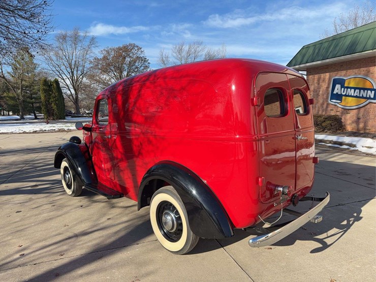 1937-international-d2-panel-truck-image-2