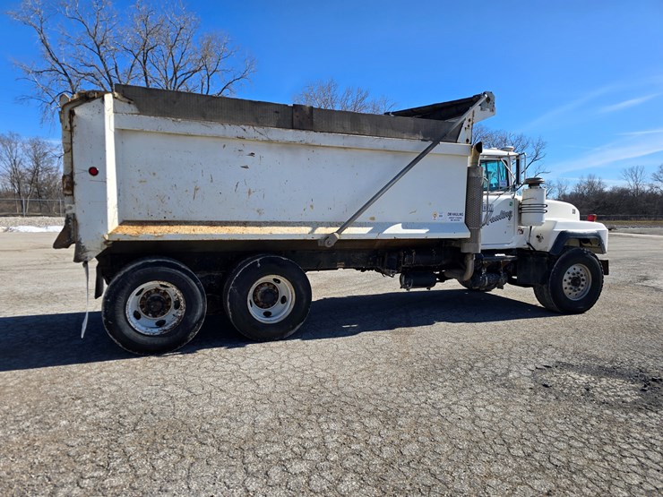 2001-mack-rd688s-image-16