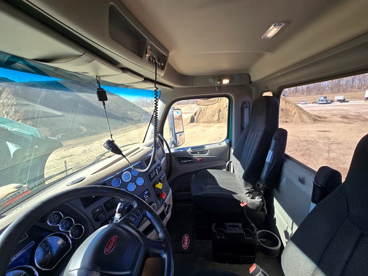 2019-peterbilt-567-image-59
