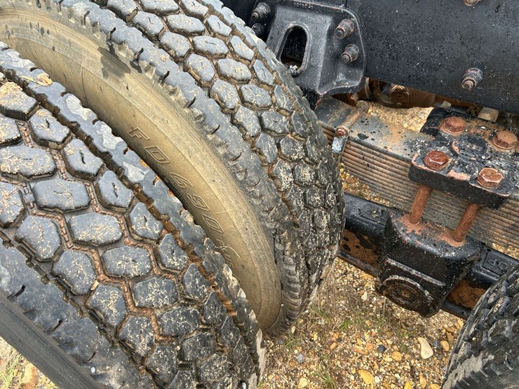 2001-peterbilt-330-image-25