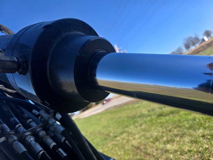 2015-deere-410l-image-53