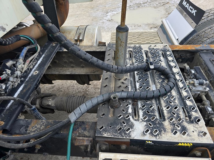 #22593-•-2016-mack-cxu613-pinnacle-sleeper-truck-image-77