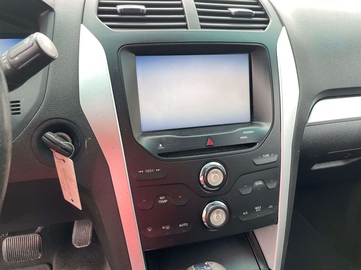 2015-ford-explorer-xlt-image-13