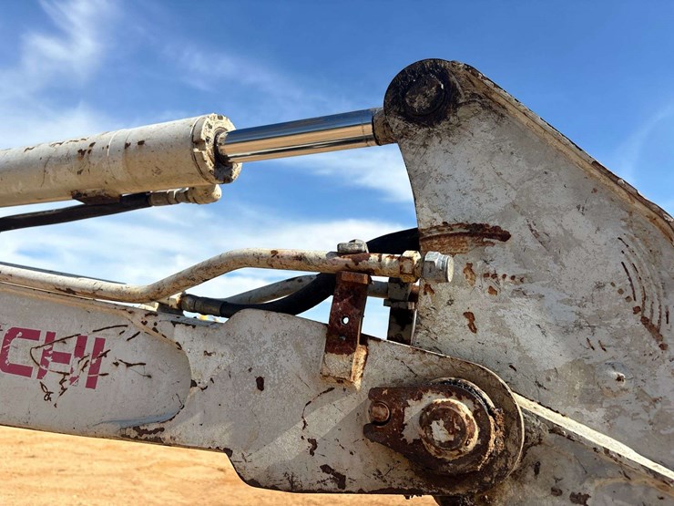 2013-takeuchi-tb235-image-9