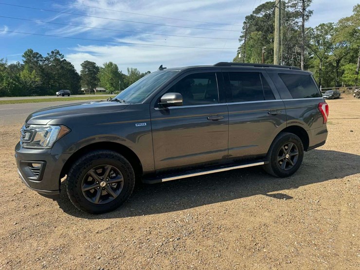 2018-ford-expedition-xlt-image-1