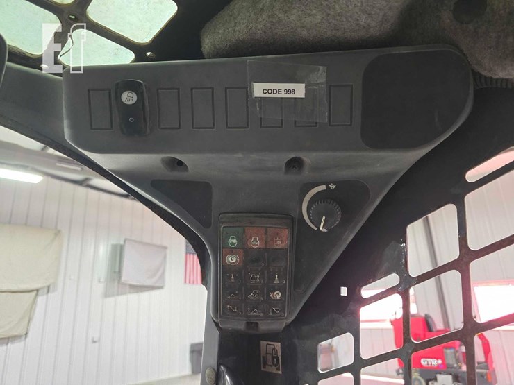 2015-deere-318e-image-19