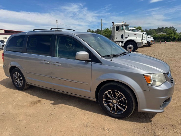 2017-dodge-grand-caravan-sxt-image-2