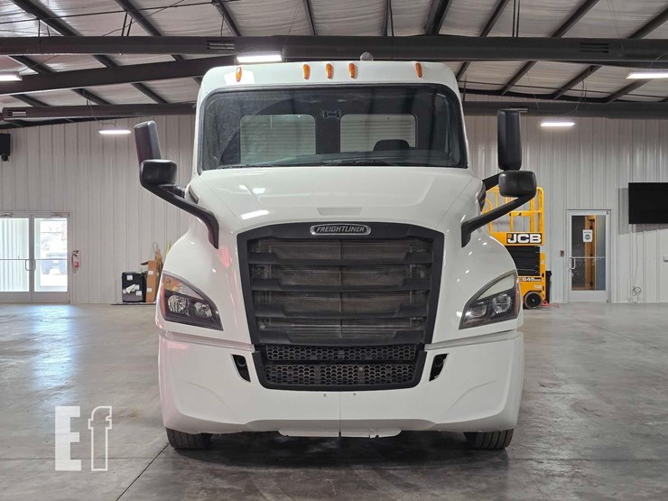 2020-freightliner-cascadia-126-image-7