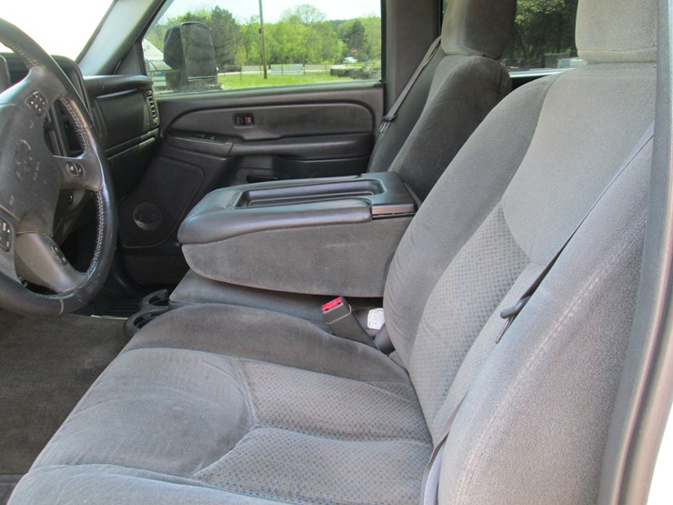 2004-chevrolet-2500hd-image-29