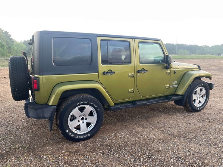 2010-jeep-wrangler-unlimited-sahara-image-3