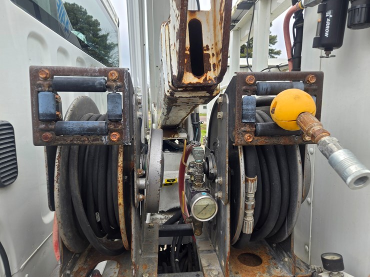 2010-freightliner-m2-106-image-72