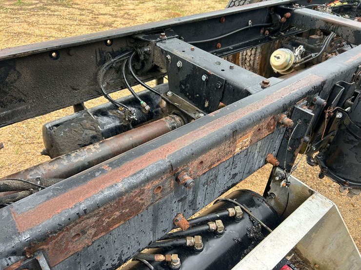 2001-peterbilt-330-image-14