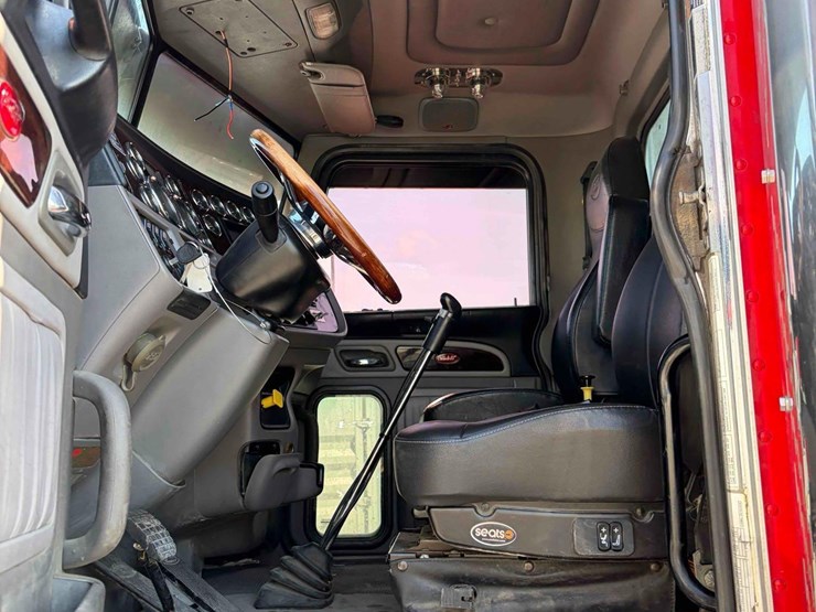 2017-peterbilt-389-image-10