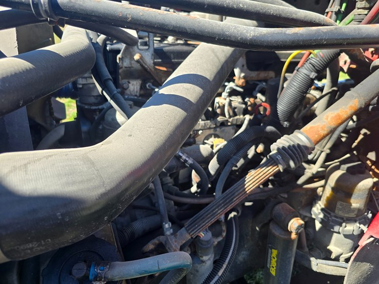 2005-freightliner-m2-106-image-25