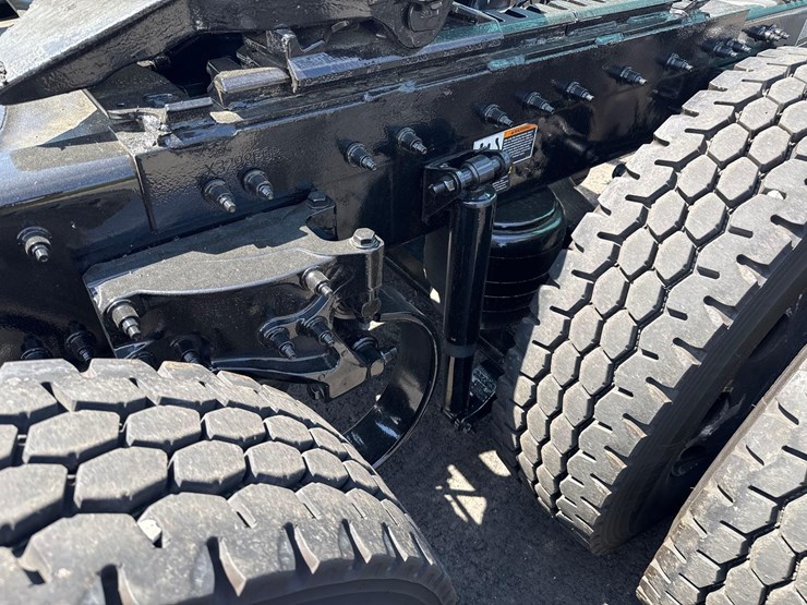 2023-peterbilt-579-image-16