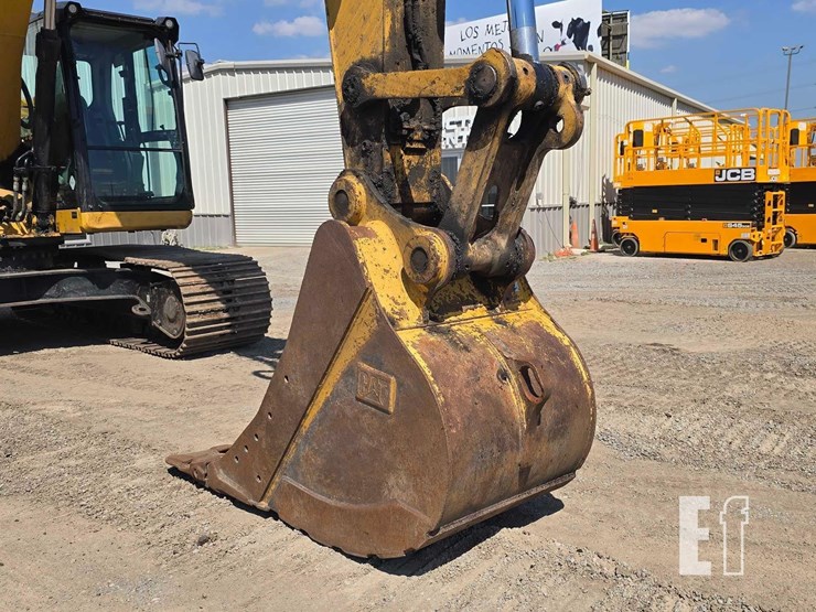 2020-caterpillar-323-image-12