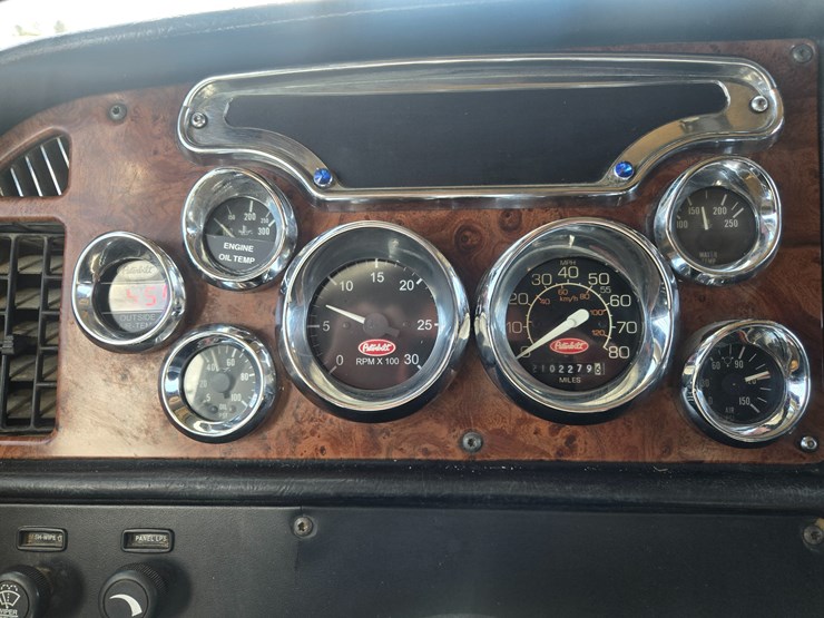 2005-peterbilt-379-image-68