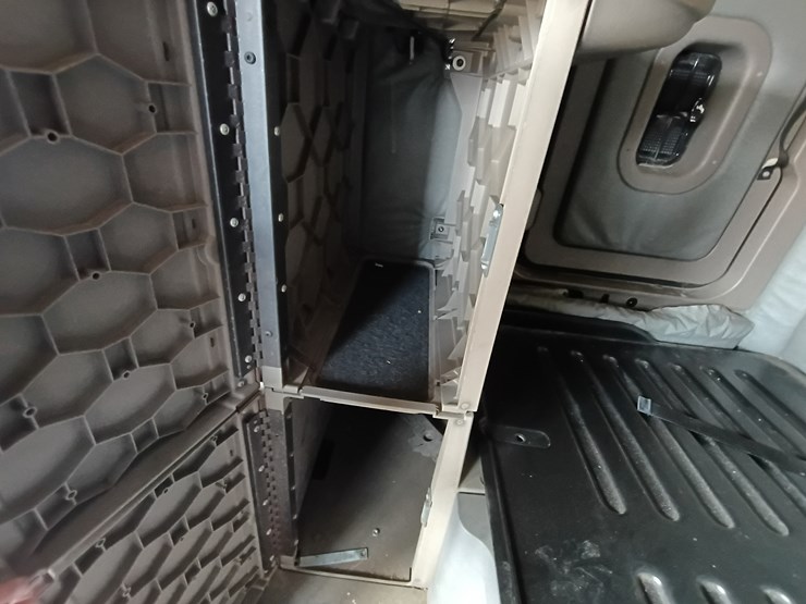 2009-freightliner-cascadia-125-image-71