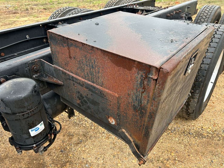 2001-peterbilt-330-image-17