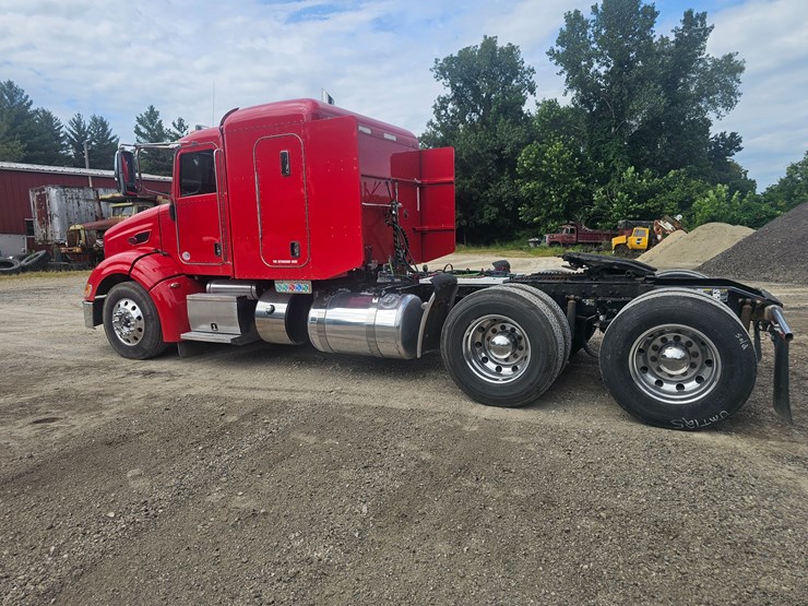 2012-peterbilt-384-image-21