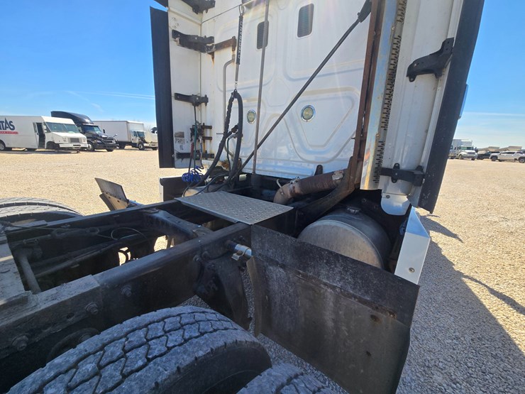 2014-freightliner-cascadia-125-image-103