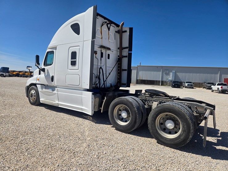 2014-freightliner-cascadia-125-image-11