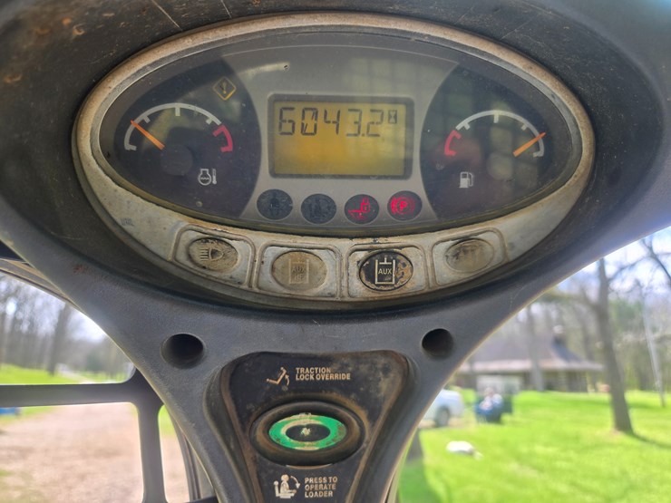 2010-bobcat-t650-image-41