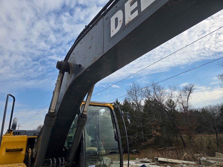 2013-deere-160g-lc-image-31