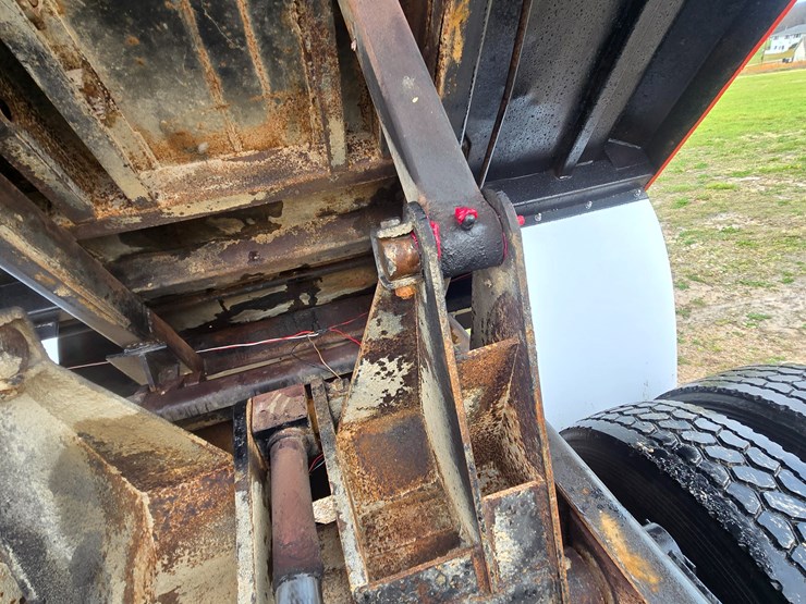 2012-freightliner-m2-106-image-55