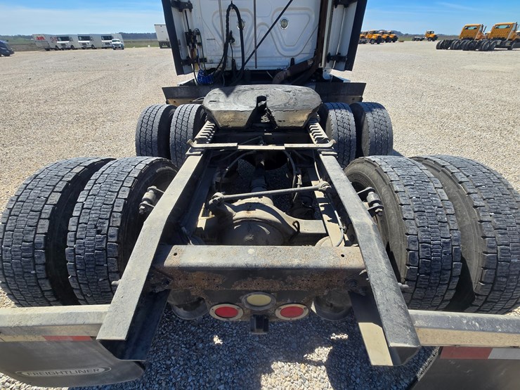 2014-freightliner-cascadia-125-image-90