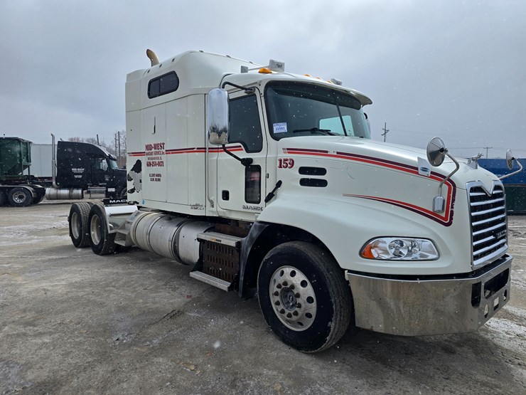 #22593-•-2016-mack-cxu613-pinnacle-sleeper-truck-image-13