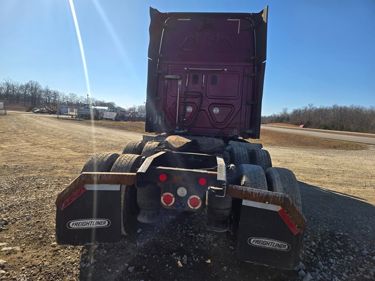 2014-freightliner-cascadia-125-image-16