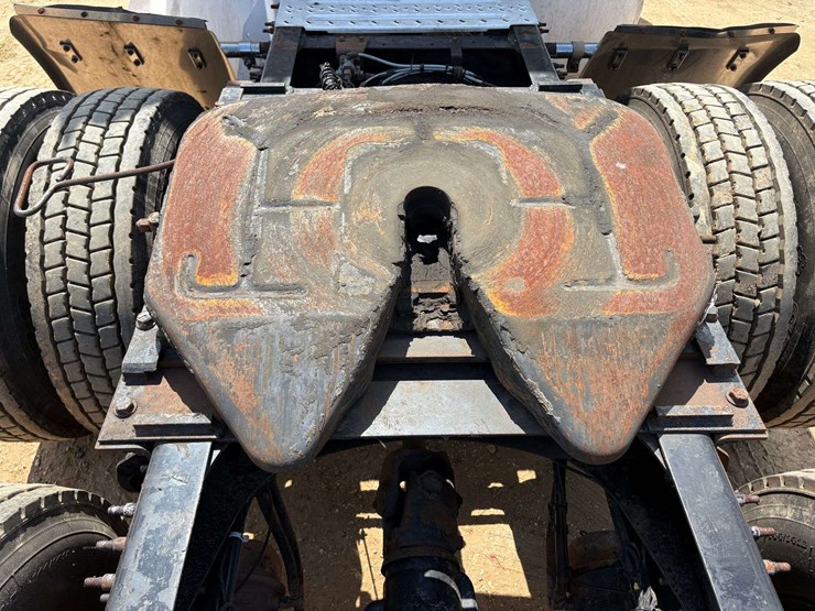 2013-mack-pinnacle-cxu613-image-36