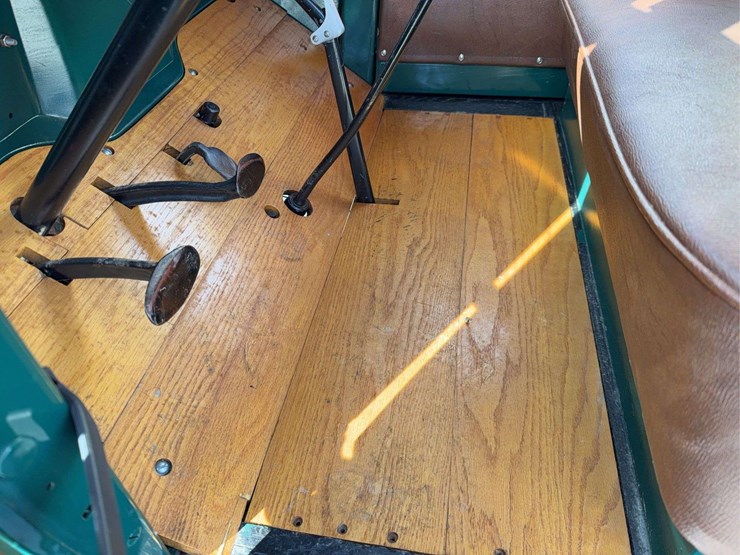 1934-international-c-1-canopy-express-image-22