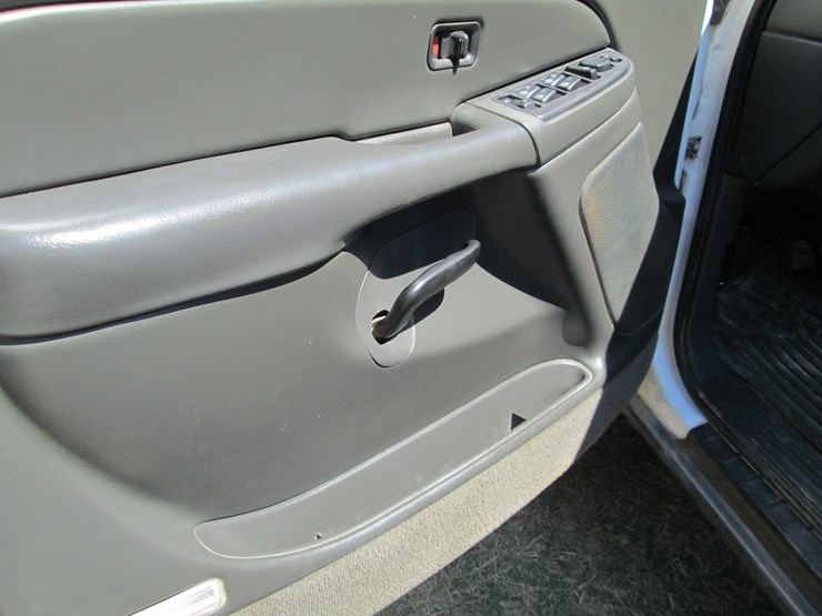 2004-chevrolet-2500hd-image-27