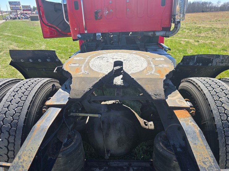 2005-freightliner-m2-106-image-60