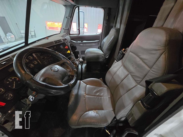 2009-freightliner-columbia-120-image-9