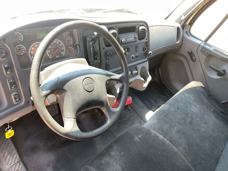 2016-freightliner-m2-106-image-11