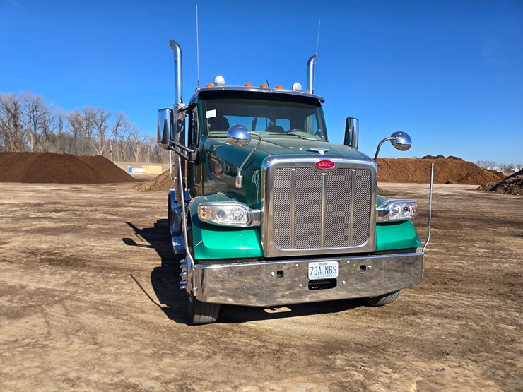2019-peterbilt-567-image-25