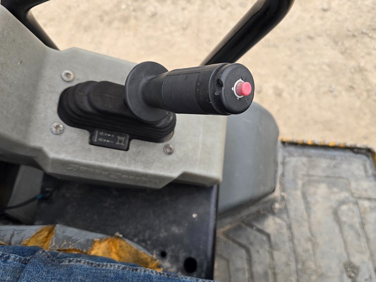 2018-caterpillar-cc24b-image-38