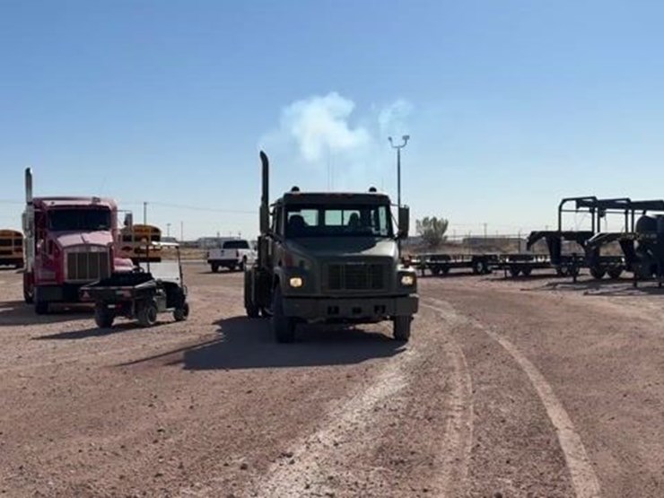 2001-freightliner-fl70-image-1