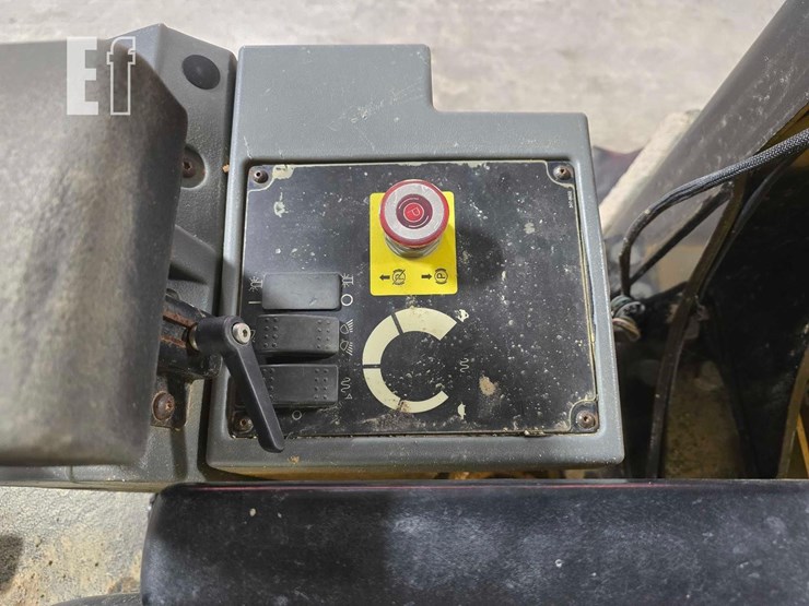 2012-caterpillar-cp56-image-22