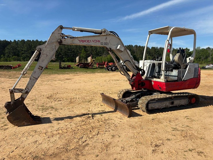 2013-takeuchi-tb235-image-1