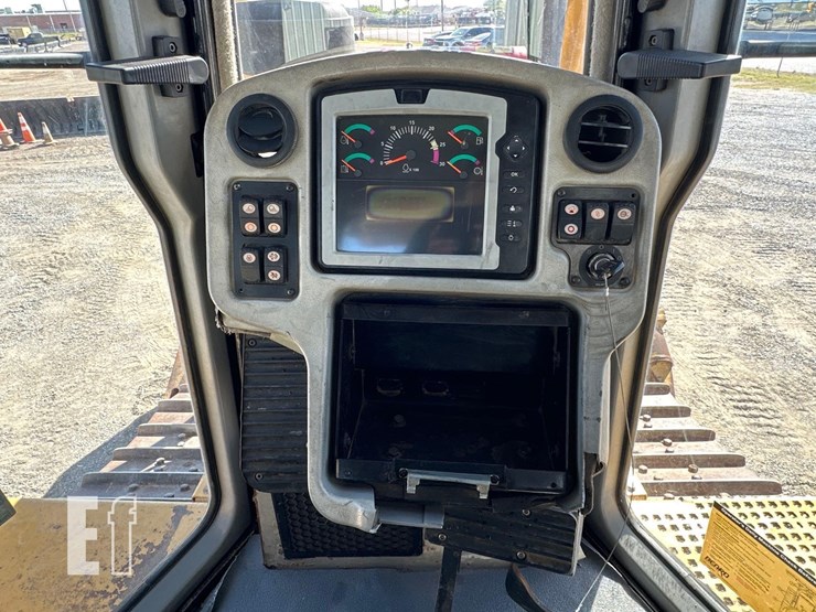 2011-caterpillar-d6t-image-19