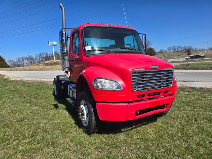 2005-freightliner-m2-106-image-18