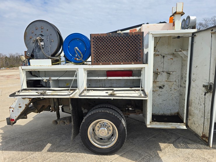 2013-ford-f550-image-43