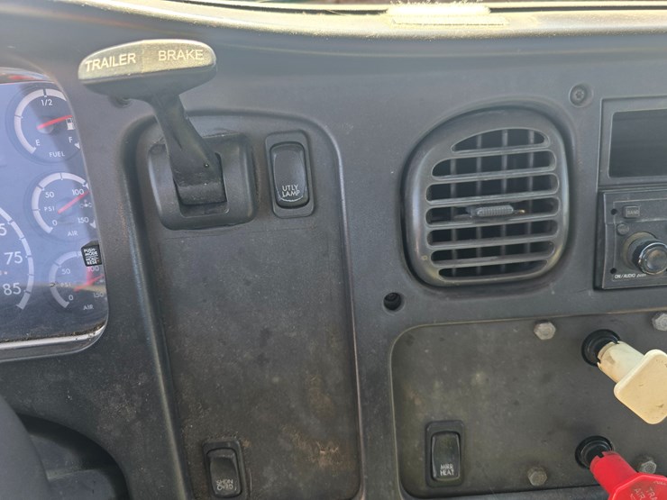 2005-freightliner-m2-106-image-50